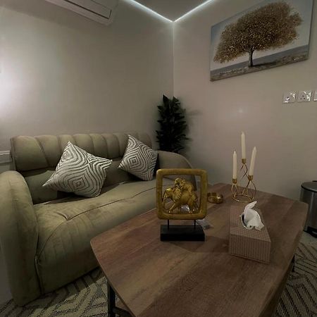 استديو مع جلسة خارجية بدخول ذكي Villa Riyadh Exterior photo