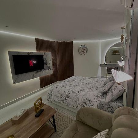 استديو مع جلسة خارجية بدخول ذكي Villa Riyadh Exterior photo